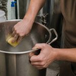 Les règles d’hygiène pour brasser sa bière maison : bonnes pratiques et erreurs à éviter
