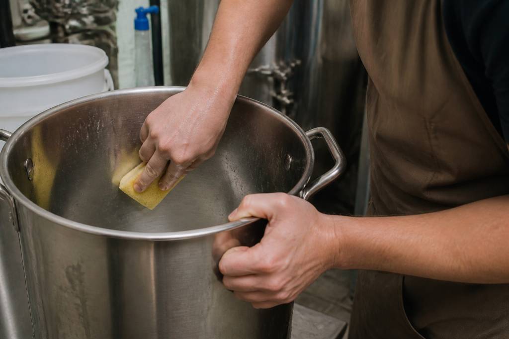 Les règles d’hygiène pour brasser sa bière maison : bonnes pratiques et erreurs à éviter