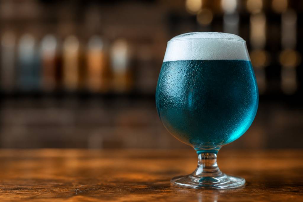 Biere bleue : origine, couleur et caractéristiques de cette bière étonnante