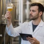 Zythologue : métier, formation et rôle dans le monde de la bière